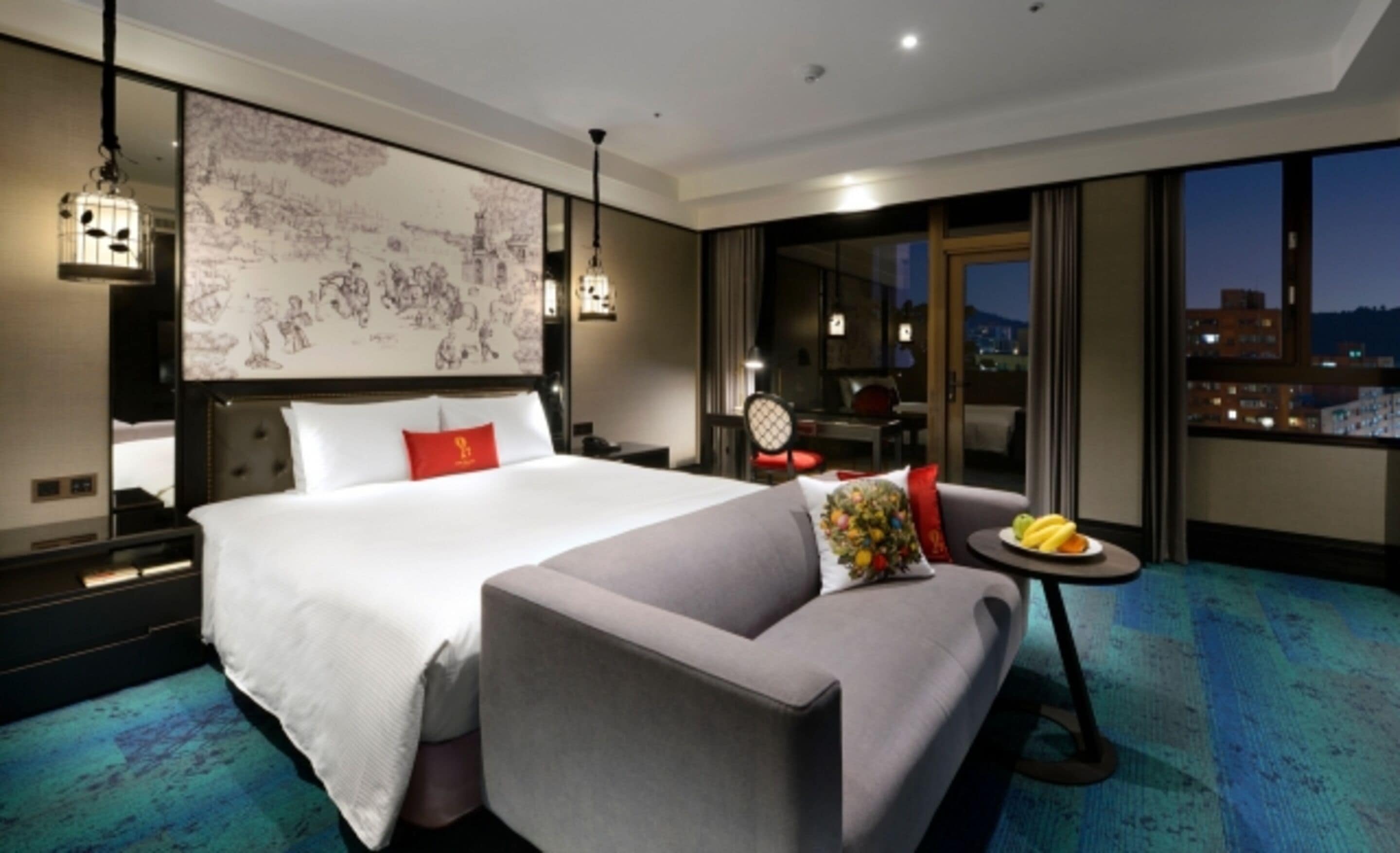 deluxe double room, 1 king bed, non smoking | 1 bedroom, in-room safe, blackout curtains, free wifi