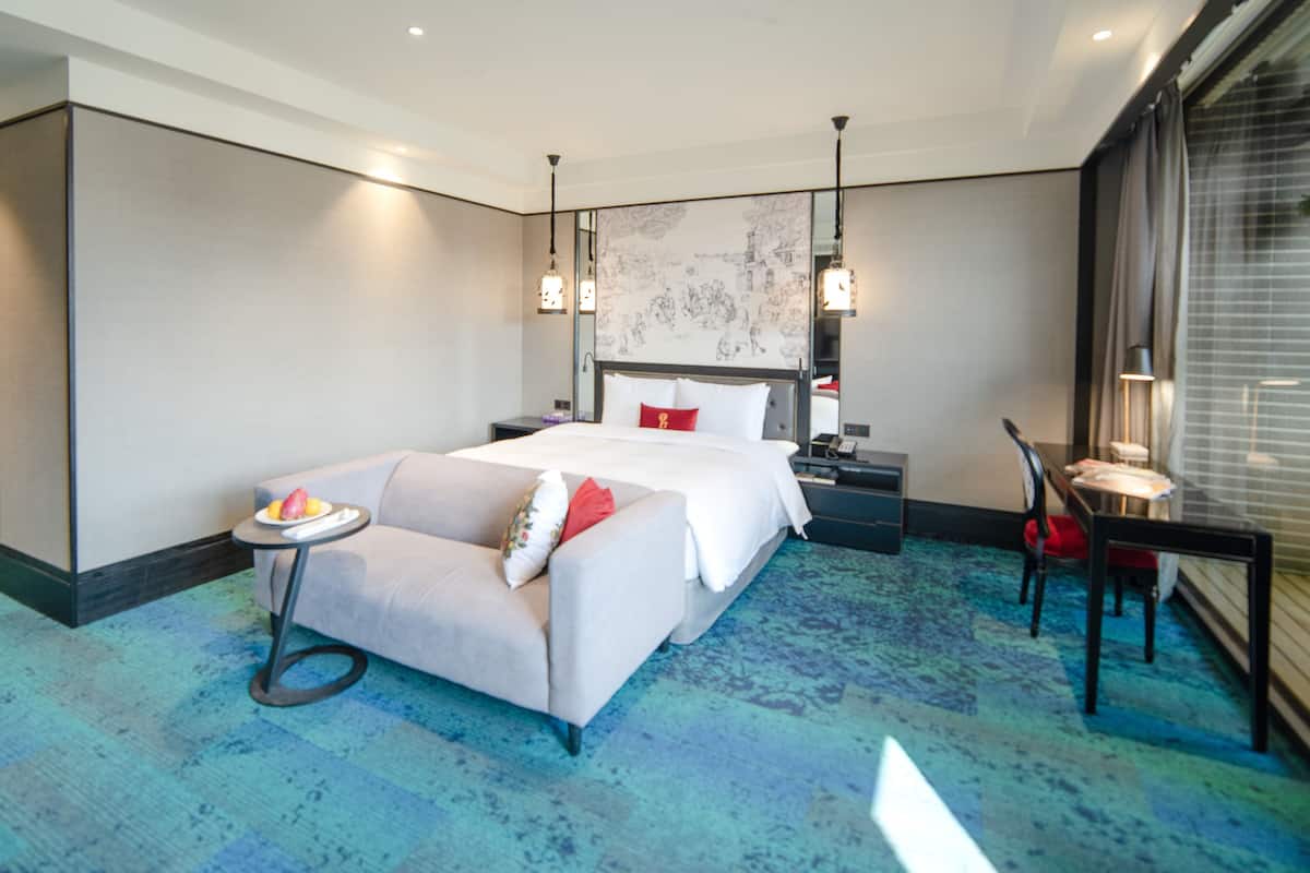 Deluxe Double Room, 1 King Bed, Non Smoking | In-room safe, blackout curtains, free WiFi, bed sheets