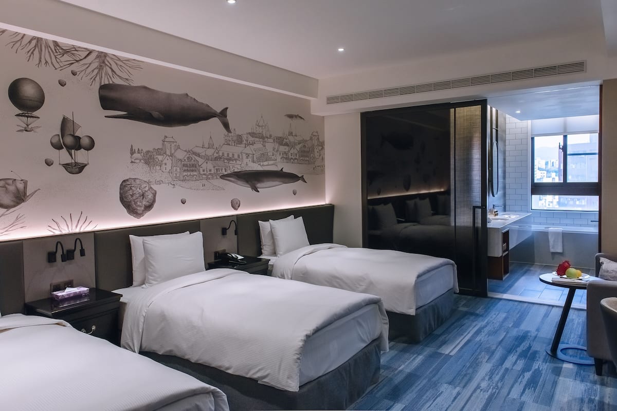 Deluxe Triple Room, 3 Twin Beds, Non Smoking | In-room safe, blackout drapes, WiFi (free), bed sheets