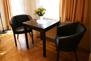 32 インチの液晶テレビ (衛星放送視聴可)、テレビ