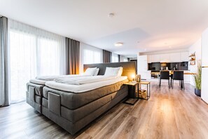 Ullakkohuoneisto | Ylelliset vuodevaatteet, yksilöllisesti kalustettu, pimennysverhot