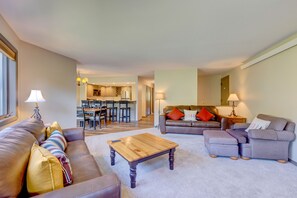 TV, fireplace