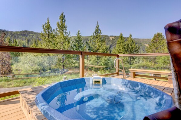 Outdoor spa tub