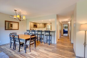 Dining - Spacious Mountain Condo/Walking Distance to Lifts/Hot Tub Access (Keystone)