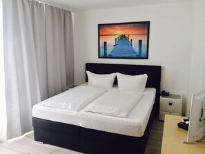 Desk, blackout drapes, cribs/infant beds, rollaway beds - Hotel Ammerland (Wilhelmshaven)