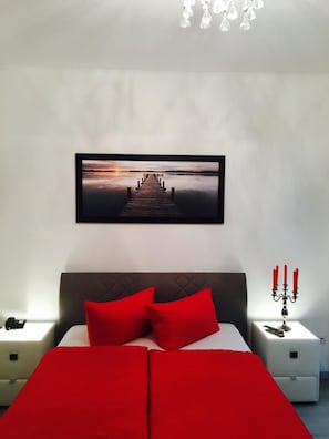Escritorio, cortinas blackout, cunas y camas extra 