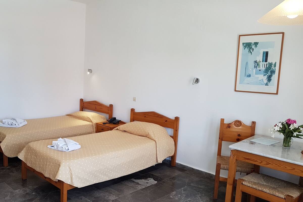 Estudio | Tabla de planchar con plancha, wifi gratis, ropa de cama