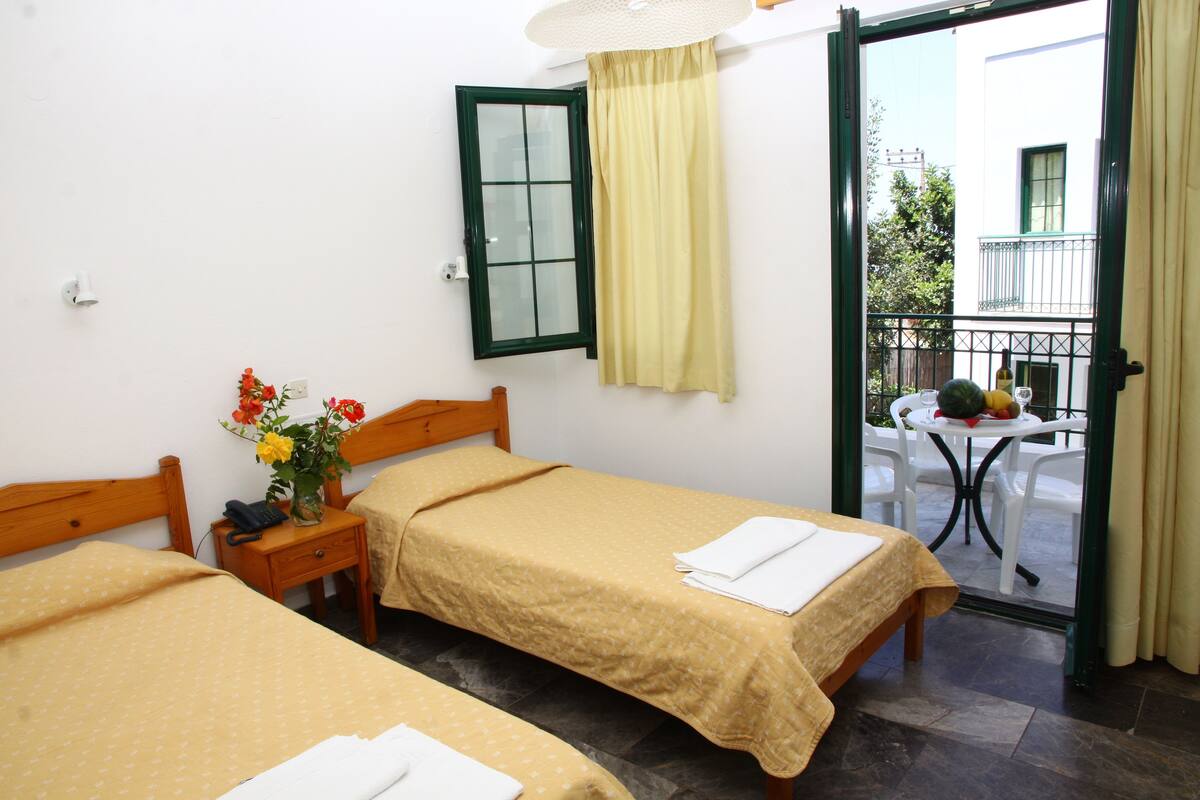 Tabla de planchar con plancha, wifi gratis, ropa de cama