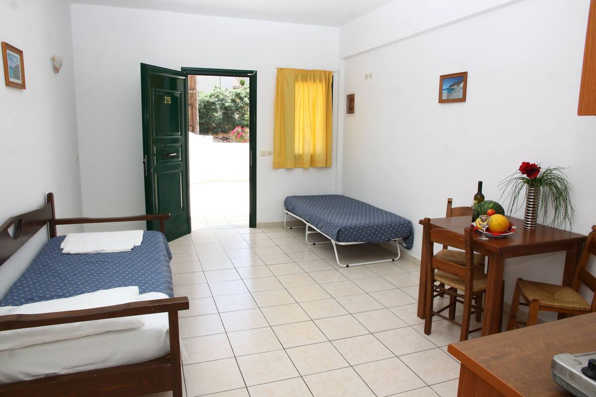 Tabla de planchar con plancha, wifi gratis, ropa de cama