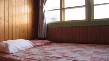 Habitación triple estándar | Escritorio, cortinas blackout, wifi gratis y ropa de cama