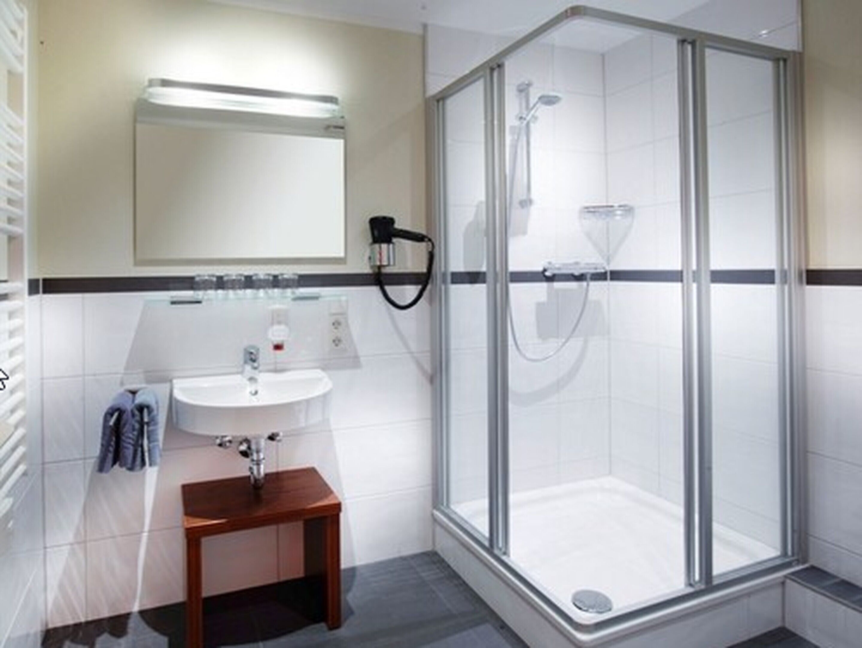 シャワー、ヘアドライヤー、タオル