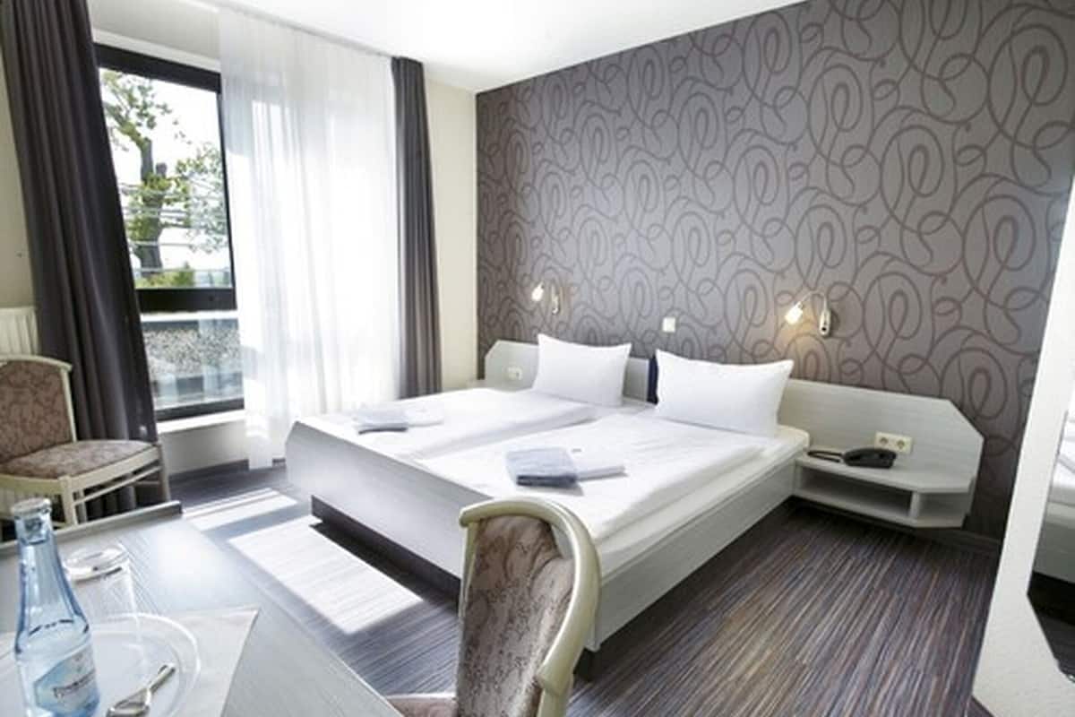 Habitación doble Confort | Ropa de cama hipoalergénica, escritorio y cortinas blackout