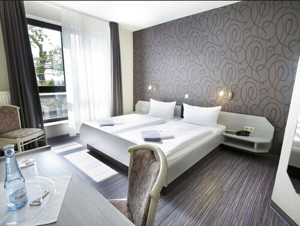 Comfort dubbelrum | Allergitestade sängkläder, skrivbord och mörkläggningsgardiner