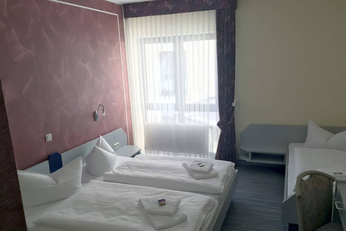 Comfort Triple Room | Hypo-allergenic bedding, desk, blackout drapes, free WiFi