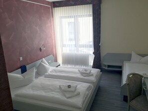 Comfort Triple Room | Hypo-allergenic bedding available, desk, blackout drapes, WiFi (free) - Hotel Landsknecht (Hennef)