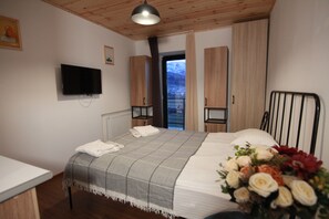 Standard-Apartment, Bergblick | Zimmersafe, schallisolierte Zimmer, Babybetten, kostenloses WLAN