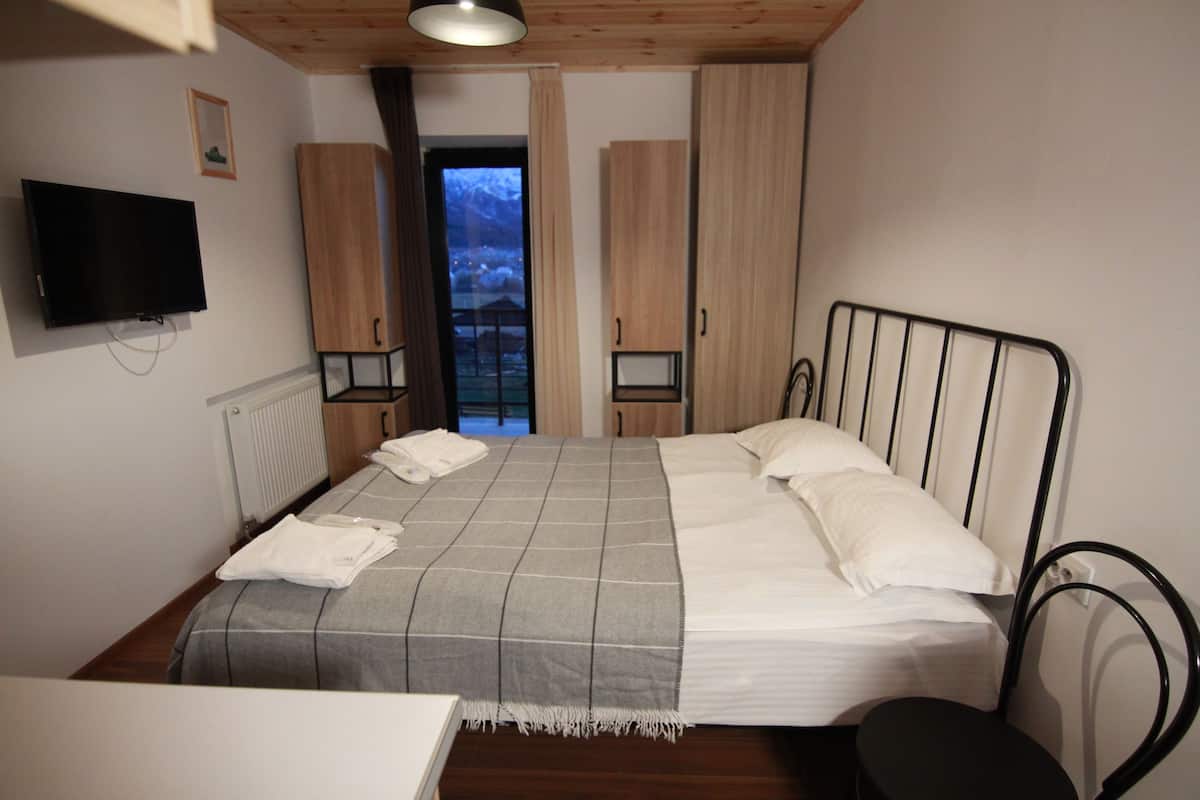 Standard Apartment, Mountain View | In-room safe, soundproofing, cots/infant beds, free WiFi