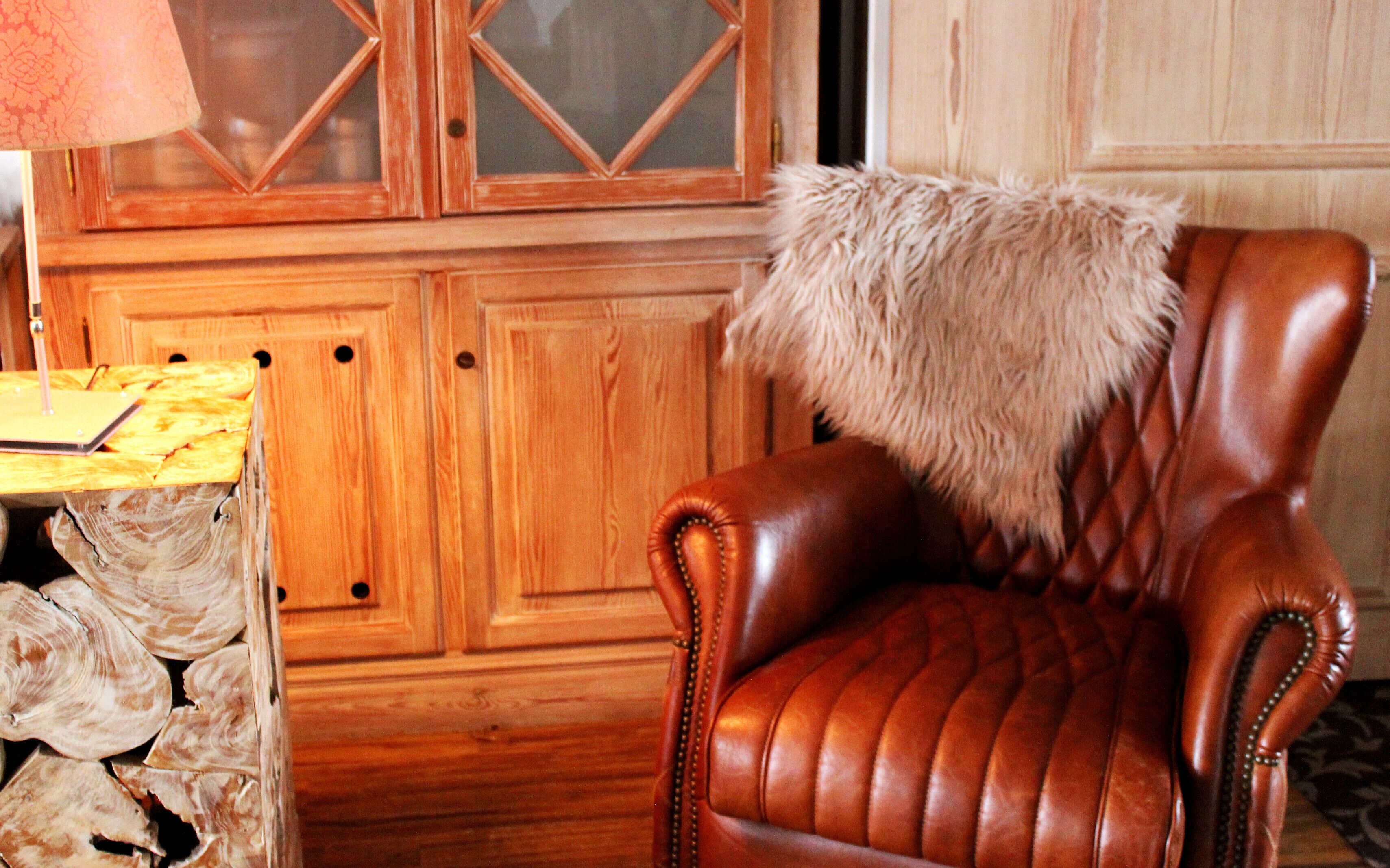 2 restaurants, local and international cuisine