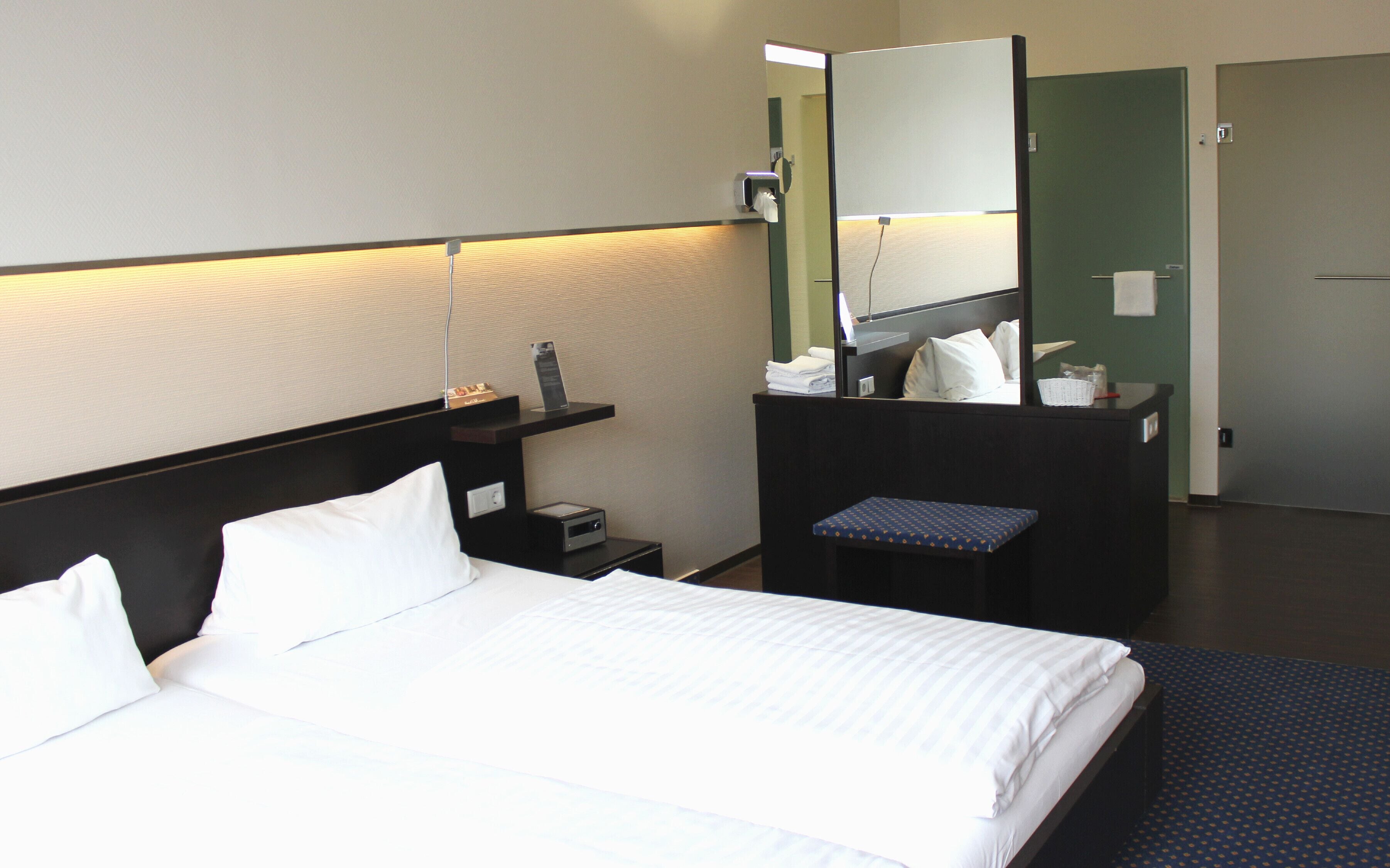 double room (parkside) | hypo-allergenic bedding, desk, iron/ironing board, rollaway beds