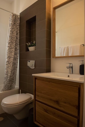 Bathroom - Eduard Bernstein (Tel Aviv)