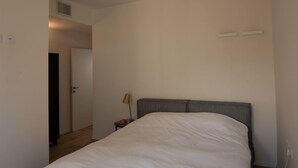 Unclassified image, 2 of 13, button - Eduard Bernstein (Tel Aviv)