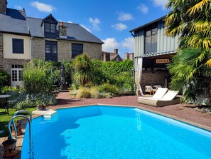 季节性开放的室外游泳池，10:00 至 21:00 开放，日光浴躺椅