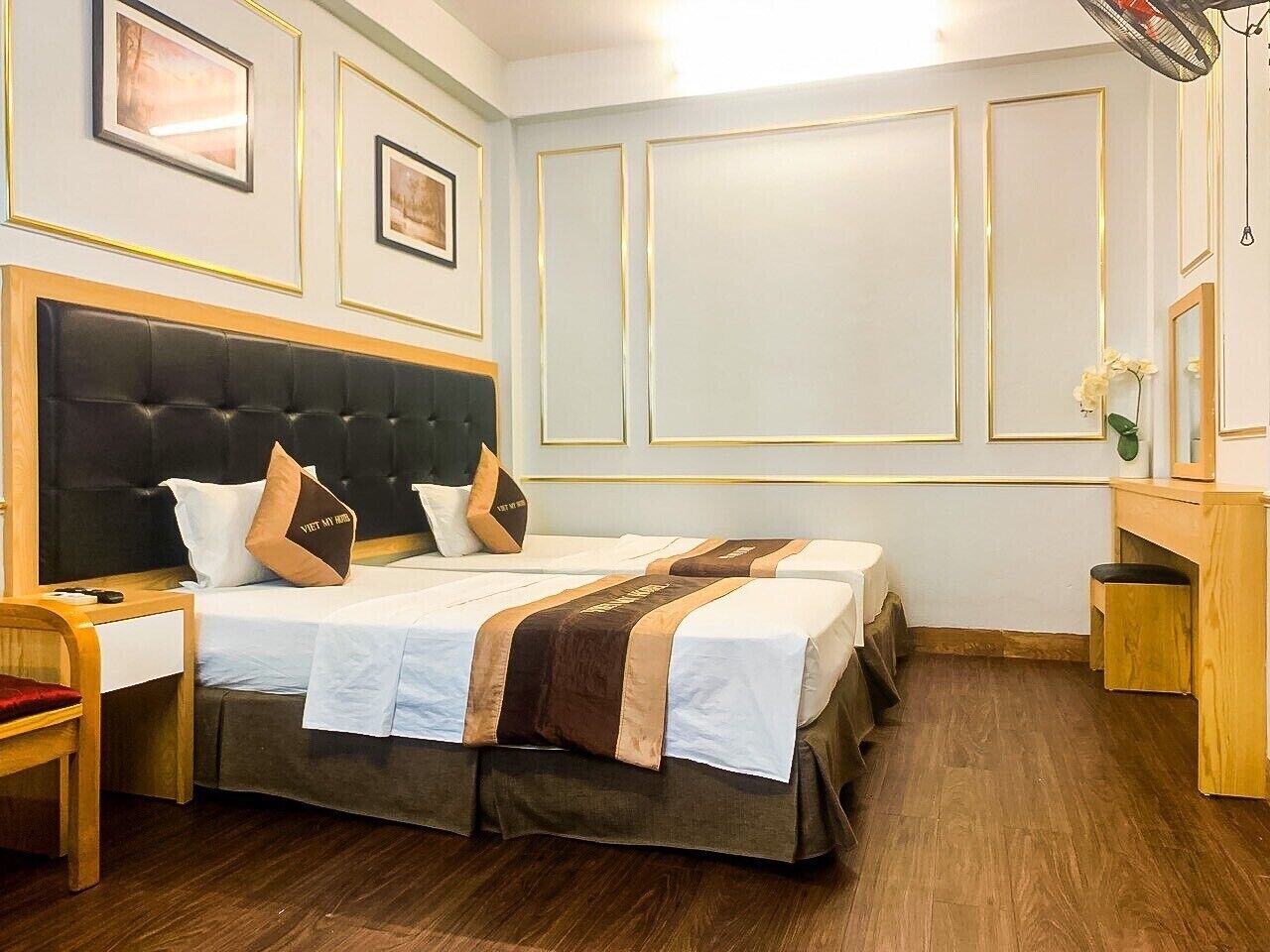 Habitación superior con 1 cama doble o 2 individuales | Baño | Ducha, artículos de higiene personal gratuitos y secador de pelo