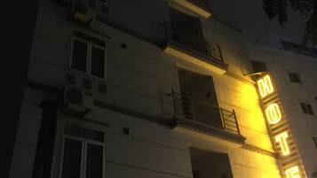 Fachada de la propiedad por la tarde o noche