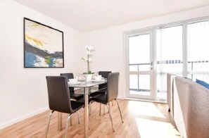 Apartment, 2 Schlafzimmer, Nichtraucher | Essbereich im Zimmer