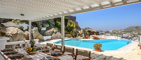 4 bedrooms, Egyptian cotton sheets, premium bedding, pillow-top beds