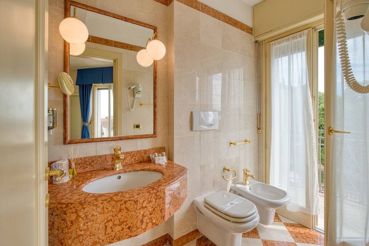 comfort triple room | bathroom | combined shower/bathtub, hair dryer, bidet, towels