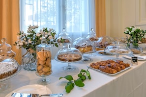 Free daily buffet breakfast