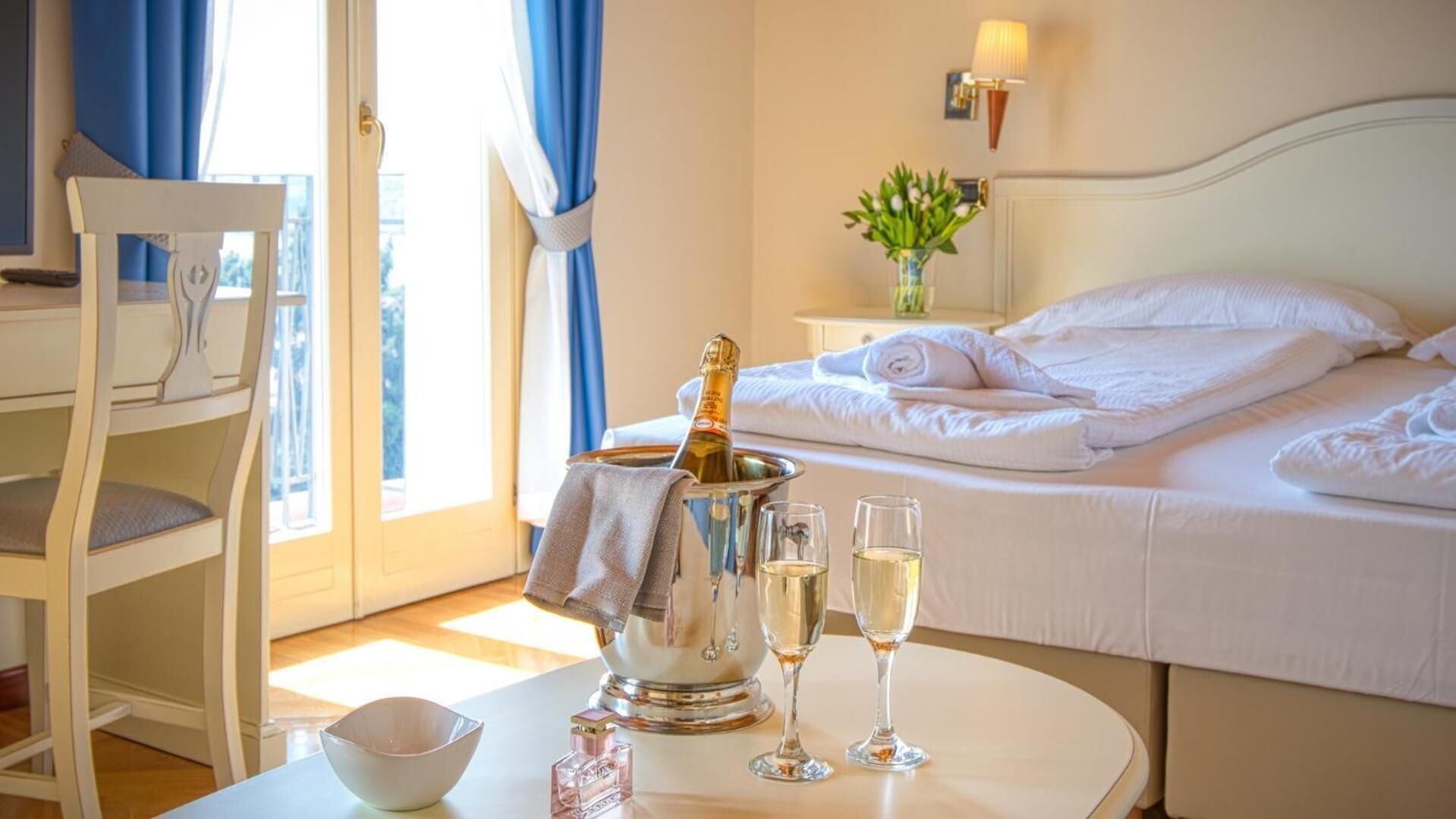 Chăn bông, minibar, két bảo mật tại phòng, bàn 