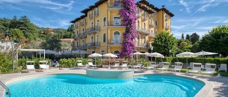 Piscina externa sazonal, funciona das 9h às 19h, guarda-sóis