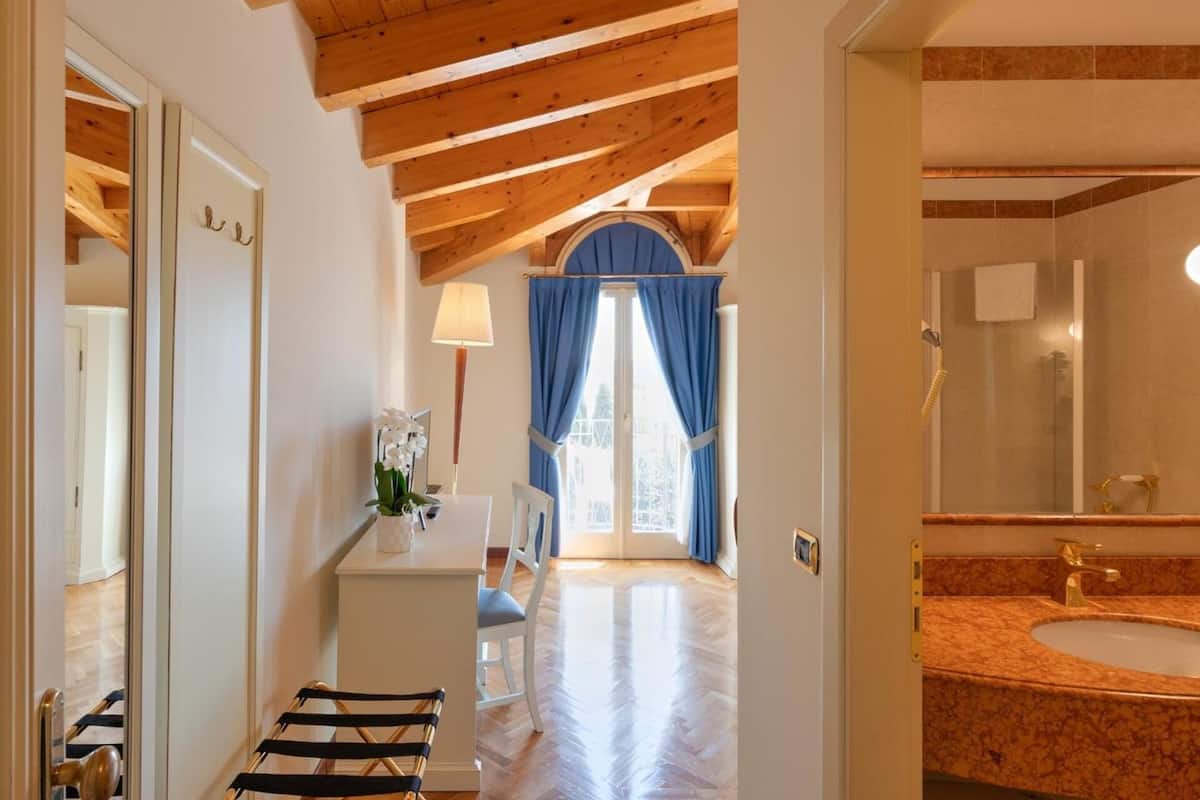 combined shower/bathtub, hair dryer, bidet, towels