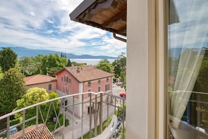 Edredón, minibar, caja de seguridad en la habitación y escritorio