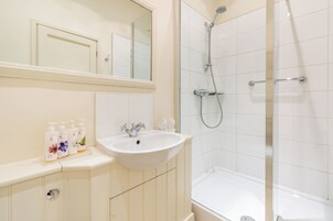 Double Room | Bathroom | Shower, free toiletries, hair dryer, towels