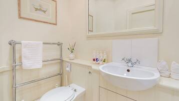 Regadera, amenidades de baño gratuitas, secadora de cabello, toallas