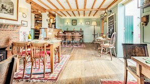 Un coin repas rustique, avec des meubles en bois et une cheminée en briques.