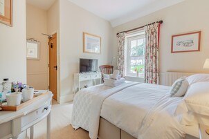 Double Room | In-room safe, iron/ironing board, free WiFi, bed sheets