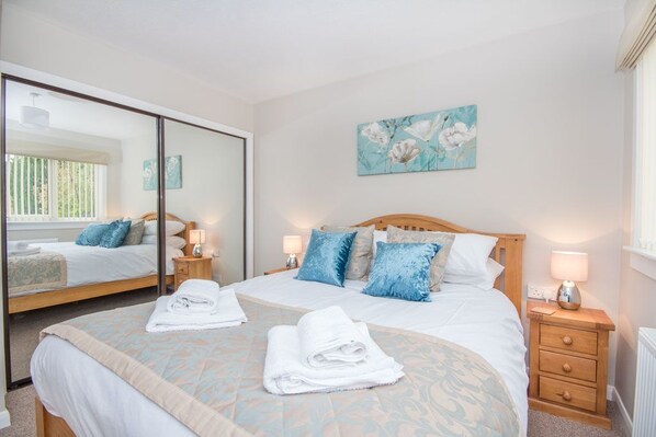 2 bedrooms, iron/ironing board, travel cot