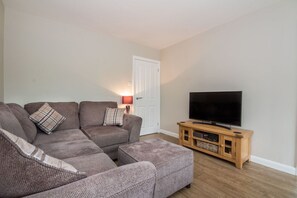 Flat-screen TV, DVD player - 58 Moray Park (Inverness)