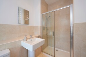 Cottage | Bathroom | Deep-soaking bathtub - Braevellie Apartment (Inverness)