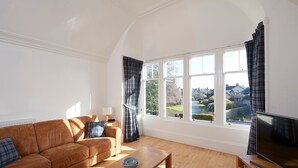 Cottage | Living room - Braevellie Apartment (Inverness)