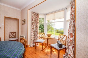 4 bedrooms, iron/ironing board, free WiFi