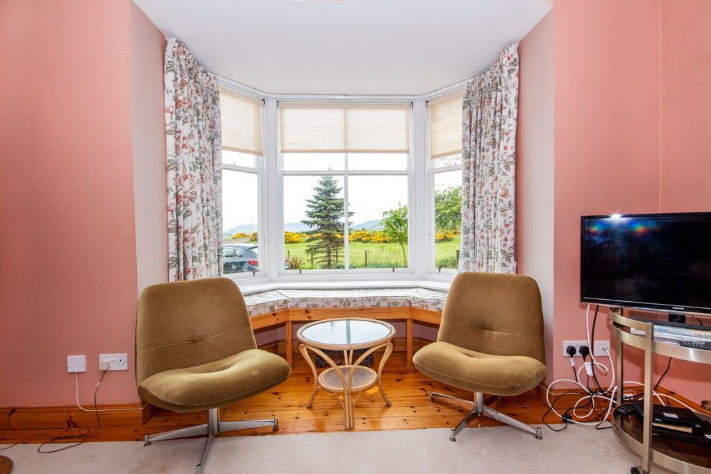 Flat-screen TV, fireplace, DVD player, books