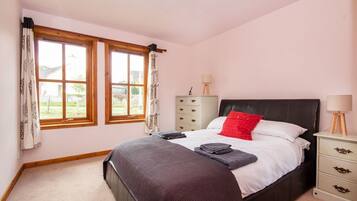 4 bedrooms, iron/ironing board, WiFi