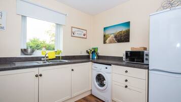 Oven, stovetop, cookware/dishes/utensils, dining tables