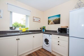 Oven, stovetop, cookware/dishes/utensils, dining tables - Castle Heather Apartment (Inverness)