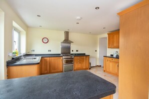 Fridge, microwave, oven, stovetop - 13 Hill Street Cottage (Inverness)